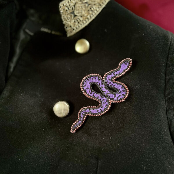 Broche Serpent Violet – Image 3