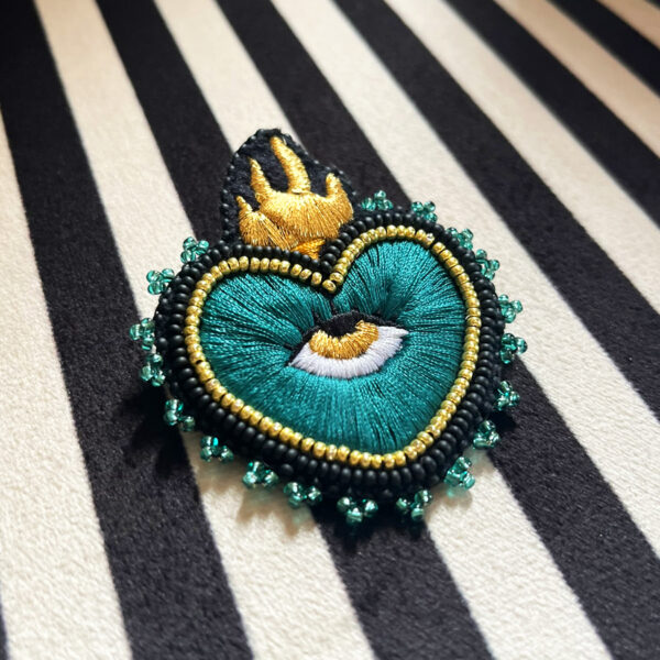 Broche Ex-Voto Vert forêt et bordure perlée verte