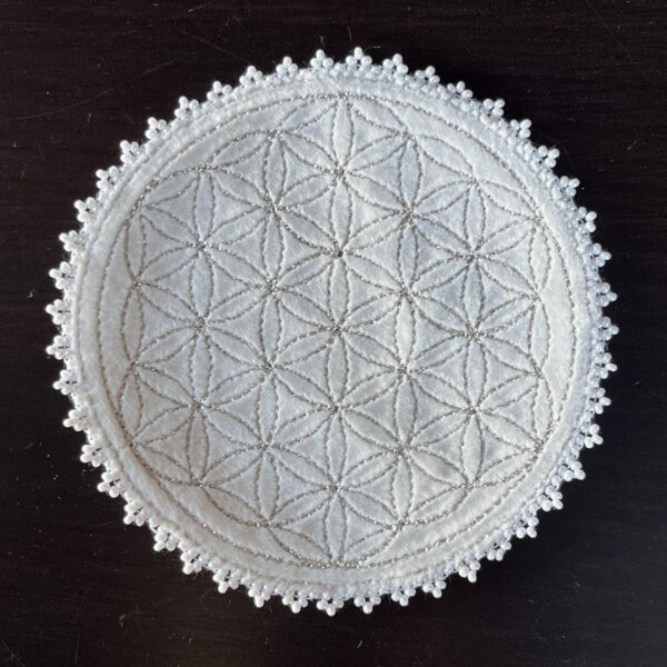 Fleur de vie velours blanc, broderie argentée et perles blanches – Image 2