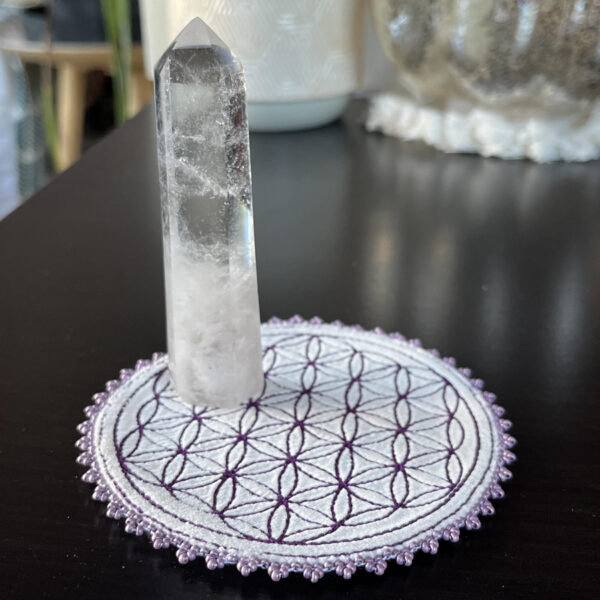 Fleur de vie velours blanc, broderie violette et perles mauves