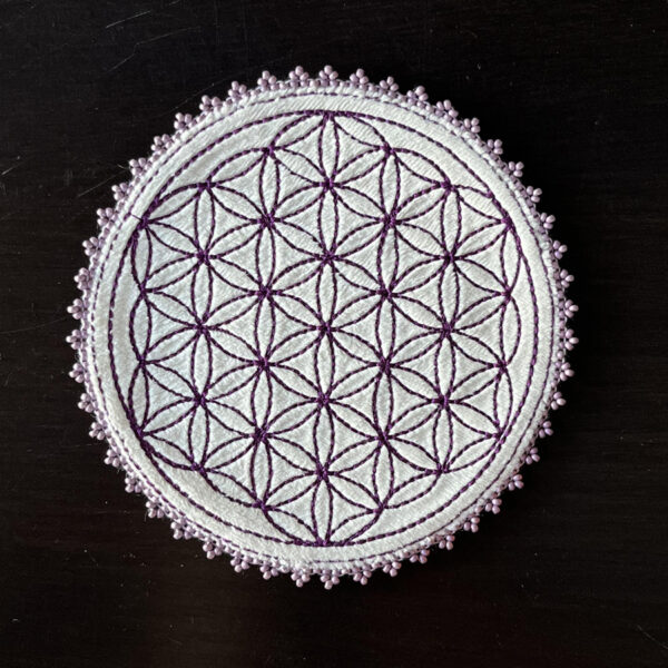 Fleur de vie velours blanc, broderie violette et perles mauves – Image 2