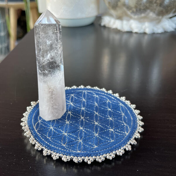 Fleur de vie velours bleu, broderie argentée et perles argentées