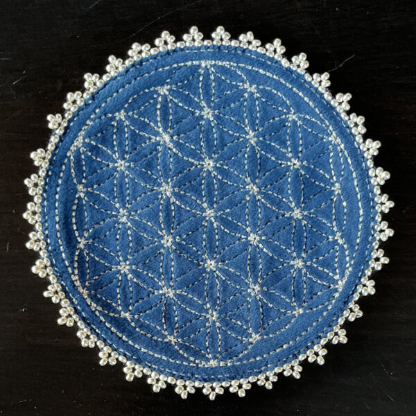 Fleur de vie velours bleu, broderie argentée et perles argentées – Image 2