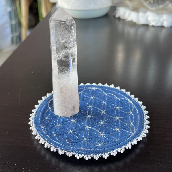 Fleur de vie velours bleu, broderie argentée et perles blanches