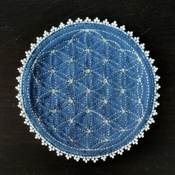 Fleur de vie velours bleu, broderie argentée et perles blanches – Image 2