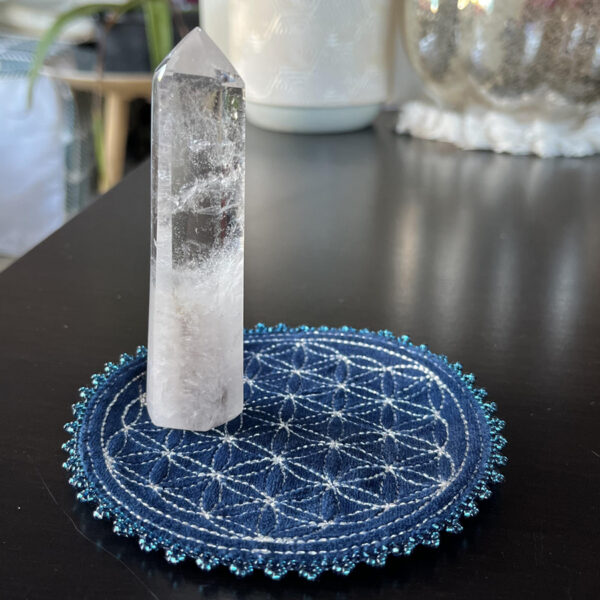 Fleur de vie velours bleu, broderie argentée et perles bleues