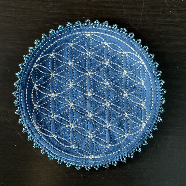 Fleur de vie velours bleu, broderie argentée et perles bleues – Image 2