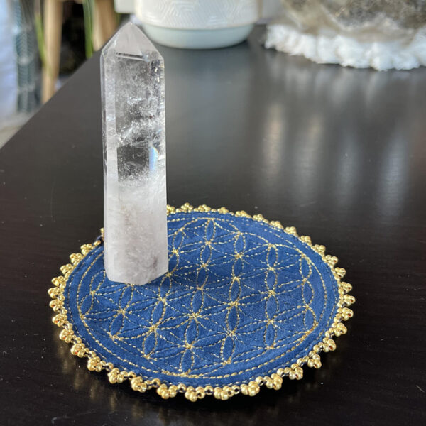 Fleur de vie velours bleu, broderie dorée et perles dorées