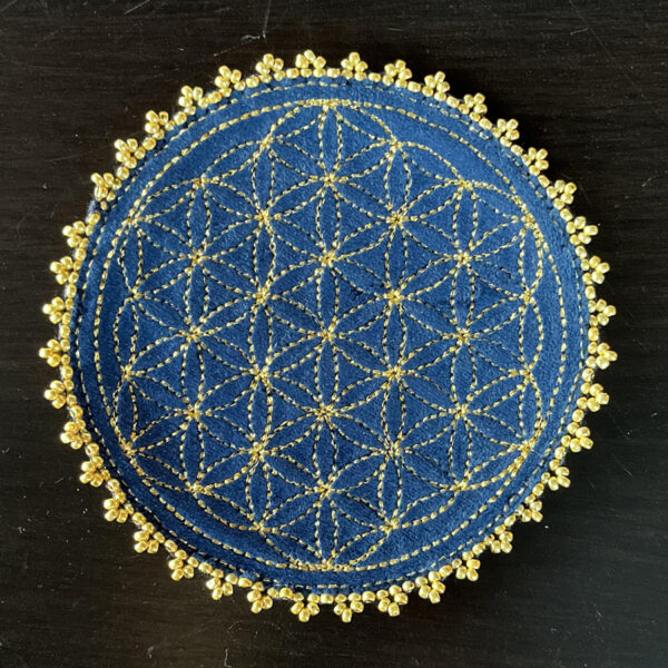Fleur de vie velours bleu, broderie dorée et perles dorées – Image 2