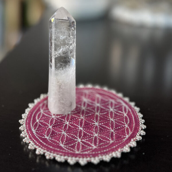 Fleur de vie velours rouge, broderie argentée et perles argentée
