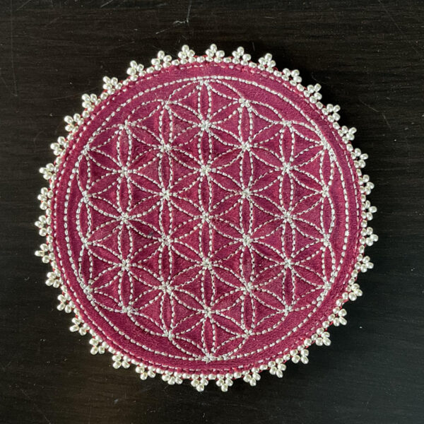 Fleur de vie velours rouge, broderie argentée et perles argentée – Image 2