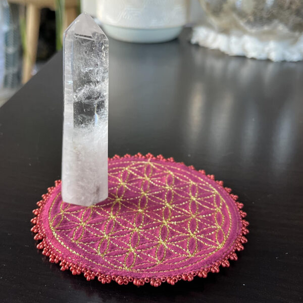 Fleur de vie velours rouge, broderie dorée et perles ocre rouge