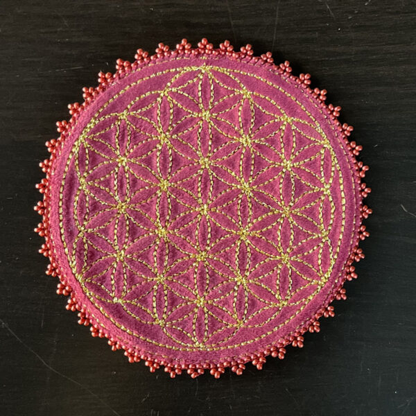 Fleur de vie velours rouge, broderie dorée et perles ocre rouge – Image 2