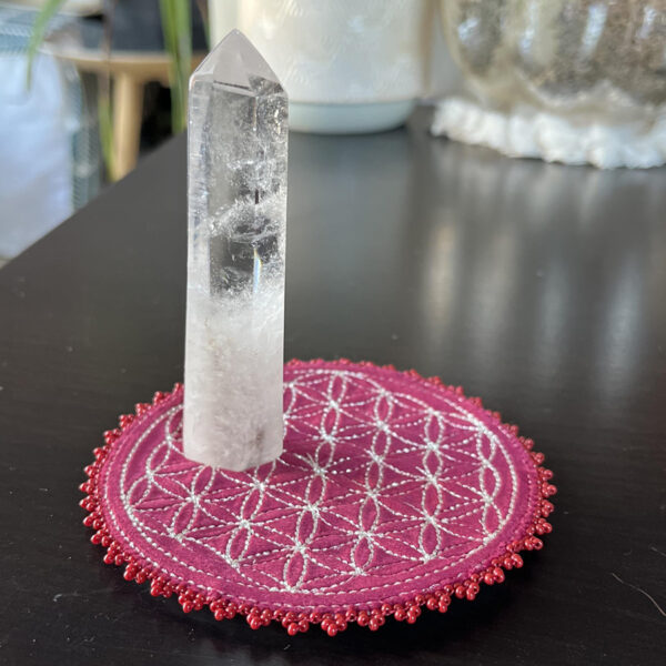 Fleur de vie velours rouge, broderie argentée et perles rouges