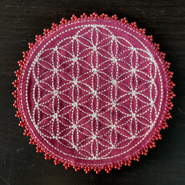 Fleur de vie velours rouge, broderie argentée et perles rouges – Image 2