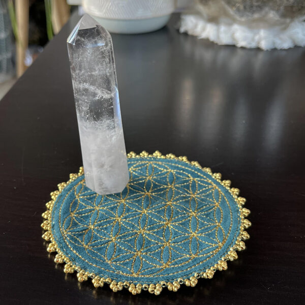 Fleur de vie velours vert foret, broderie dorée et perles dorées