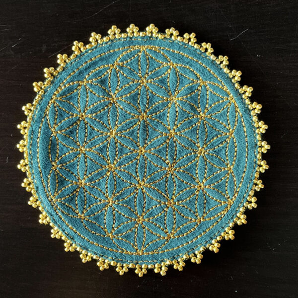 Fleur de vie velours vert foret, broderie dorée et perles dorées – Image 2