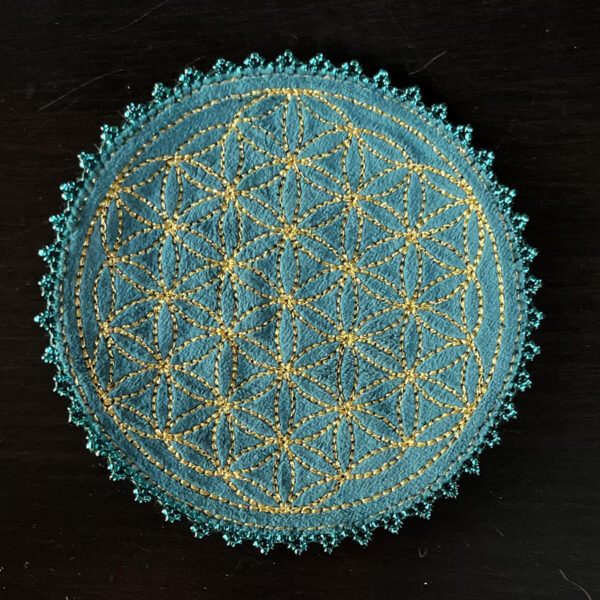 Fleur de vie velours vert foret, broderie dorée et perles vertes – Image 2