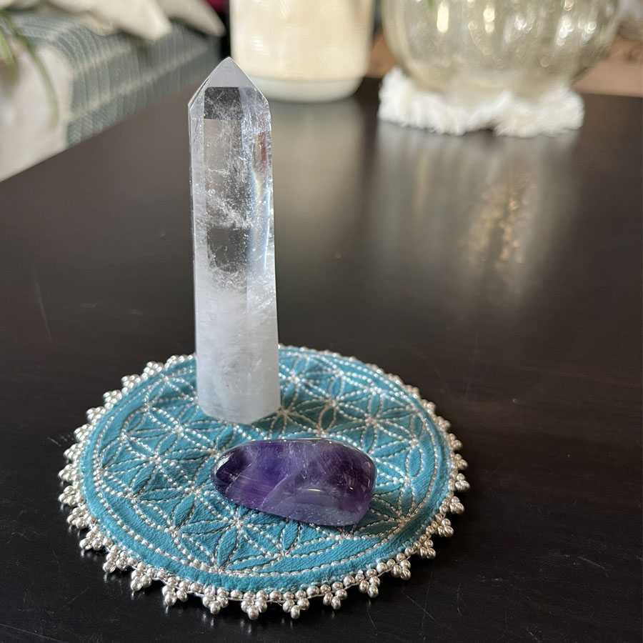 Fleur de vie velours vert emeraude, broderie argentée et perles argentées