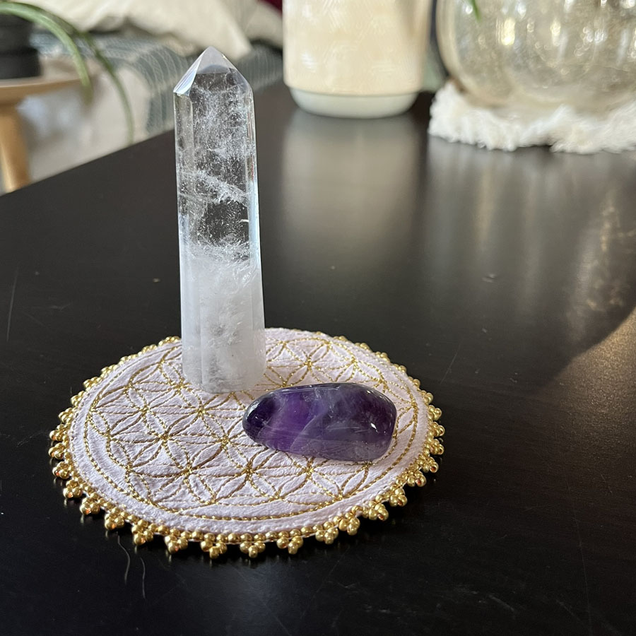 Fleur de vie velours rose pastel, broderie dorée et perles dorées