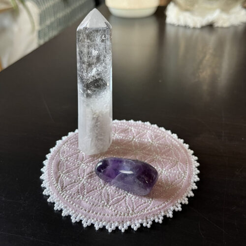 Fleur de vie velours rose pastel, broderie argentée et perles blanches