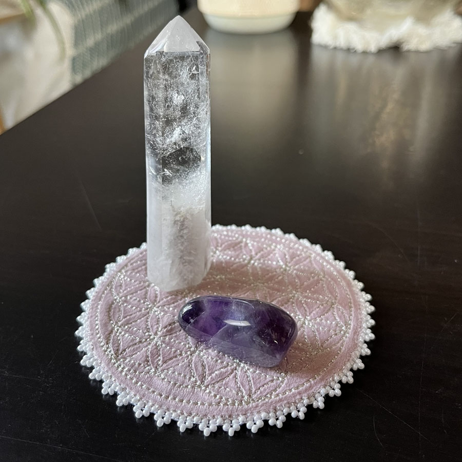 Fleur de vie velours rose pastel, broderie argentée et perles blanches