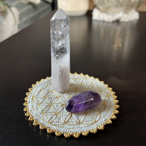 Fleur de vie velours vert pastel, broderie argentée et perles blanches