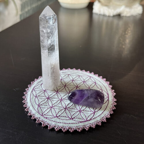 Fleur de vie velours vert pastel, broderie violette et perles violette