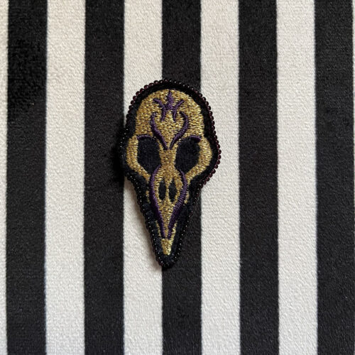 Broche Crane de corbeau doré/aubergine