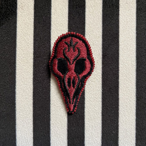 Broche Crane de corbeau Rouge/Bordeaux