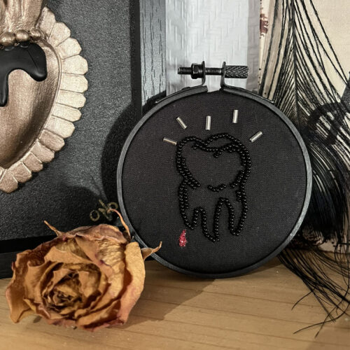 Tambour brodé « Molaire » – Broderie artisanale 9 cm