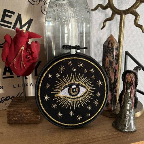 Tambour brodé « Œil Protecteur » – Broderie artisanale 11 cm, symbole de protection gothique