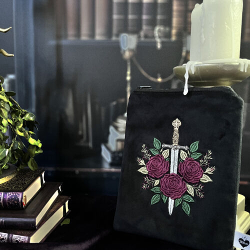 Pochette à liseuse/livre de poche Épée et roses