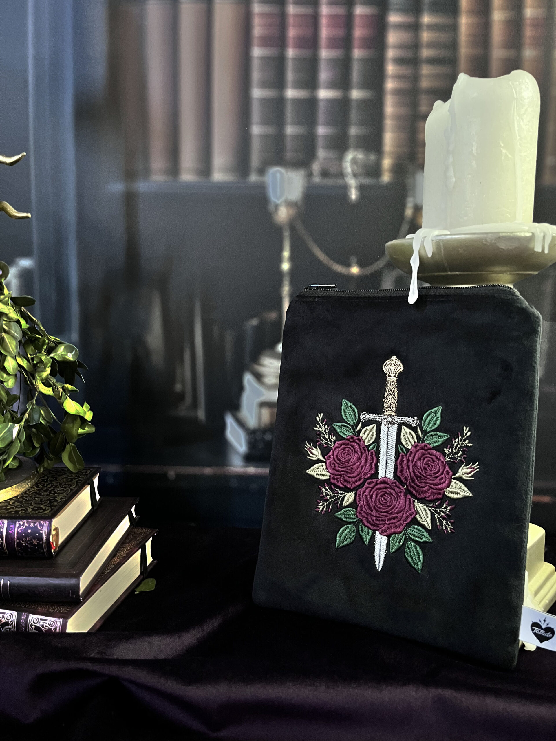 Pochette à liseuse/livre de poche Épée et roses