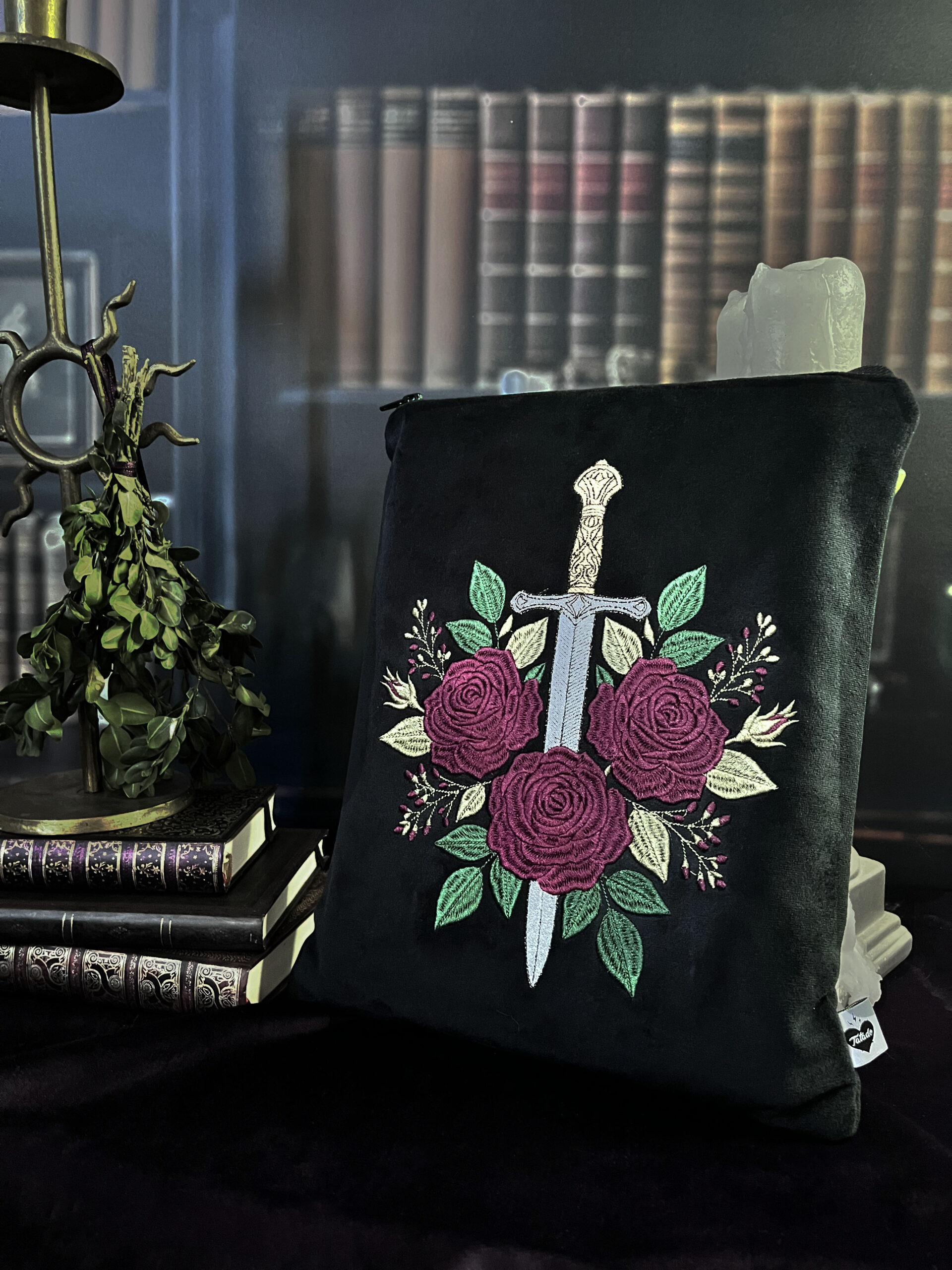 Pochette à livre broché/rélié Épée & roses