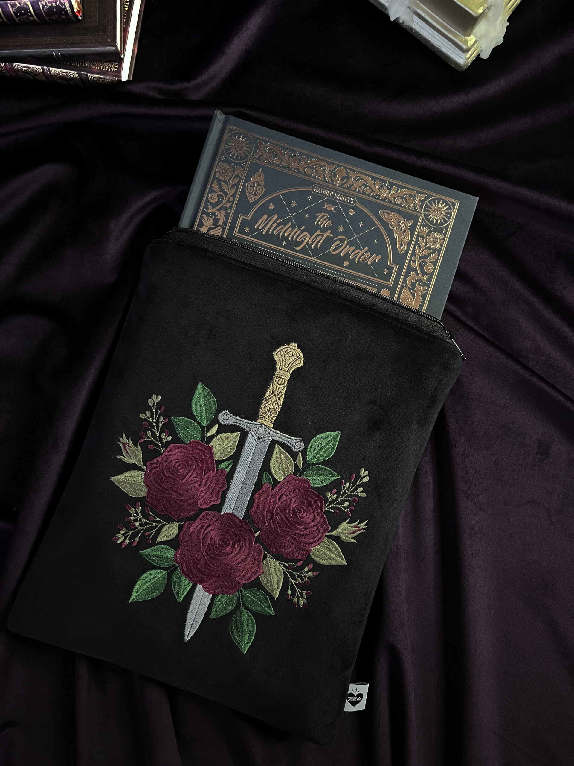 Pochette à livre broché/rélié Épée & roses – Image 3