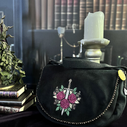 Sac Besace Épée et roses en velours noir