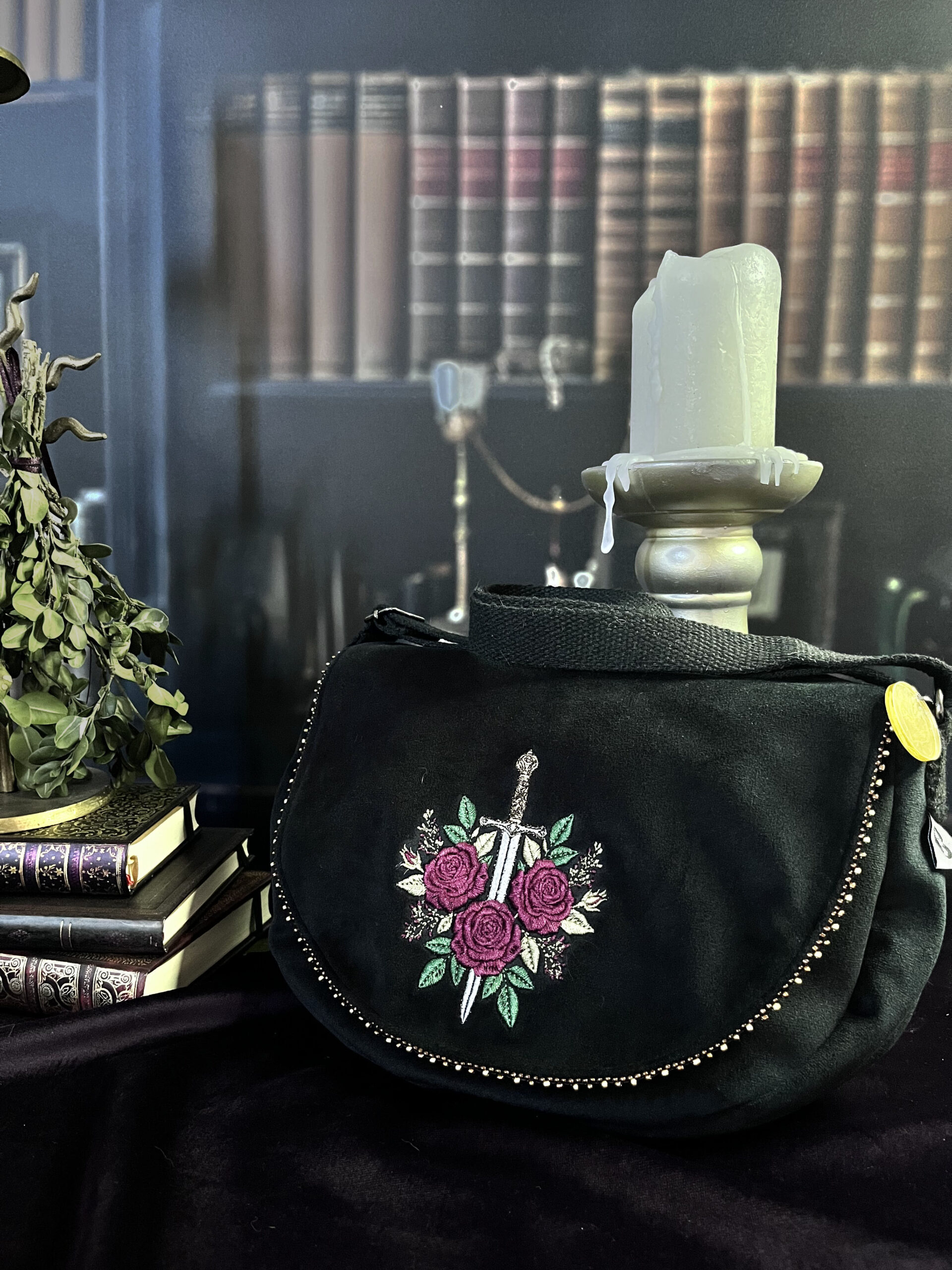 Sac Besace Épée et roses en velours noir