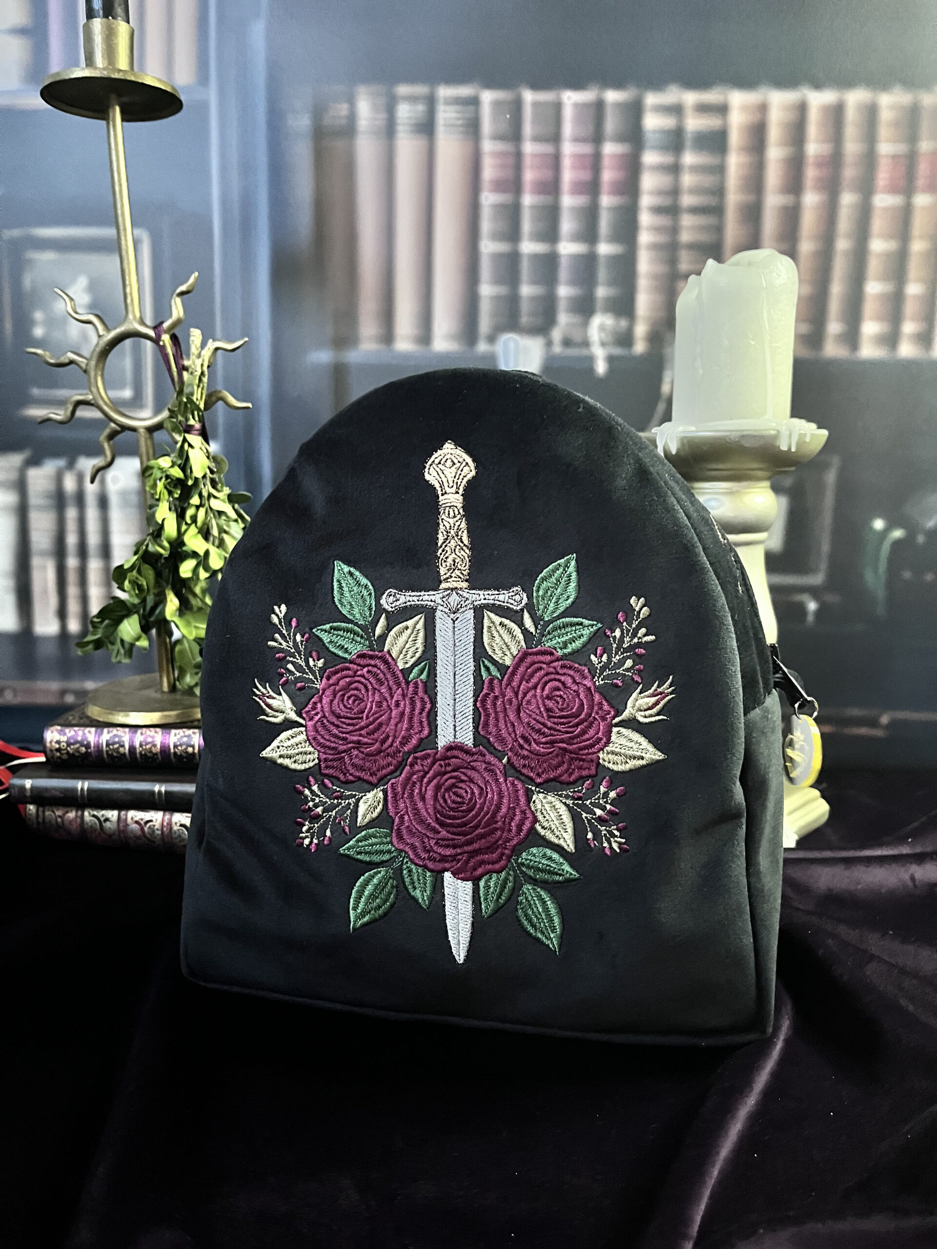 Sac à dos Épée et roses en velours noir