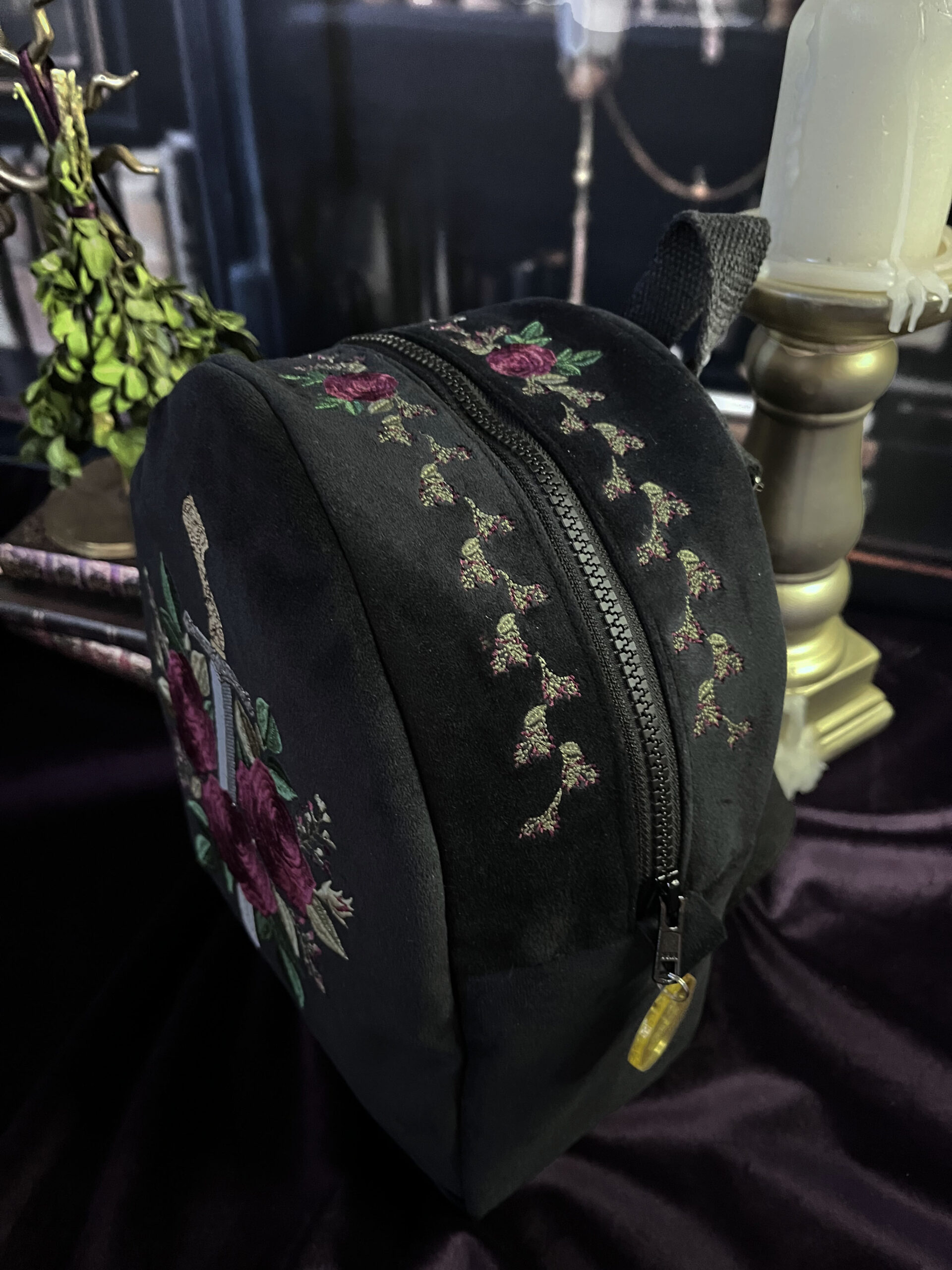 Sac à dos Épée et roses en velours noir – Image 3
