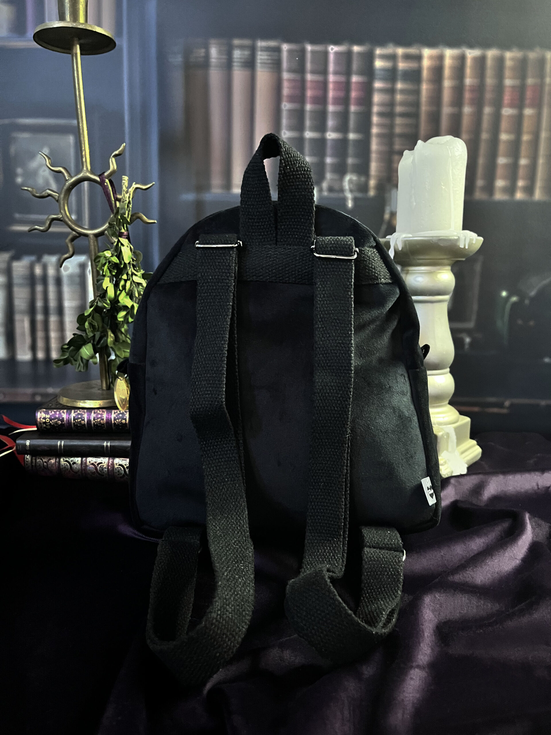 Sac à dos Épée et roses en velours noir – Image 4