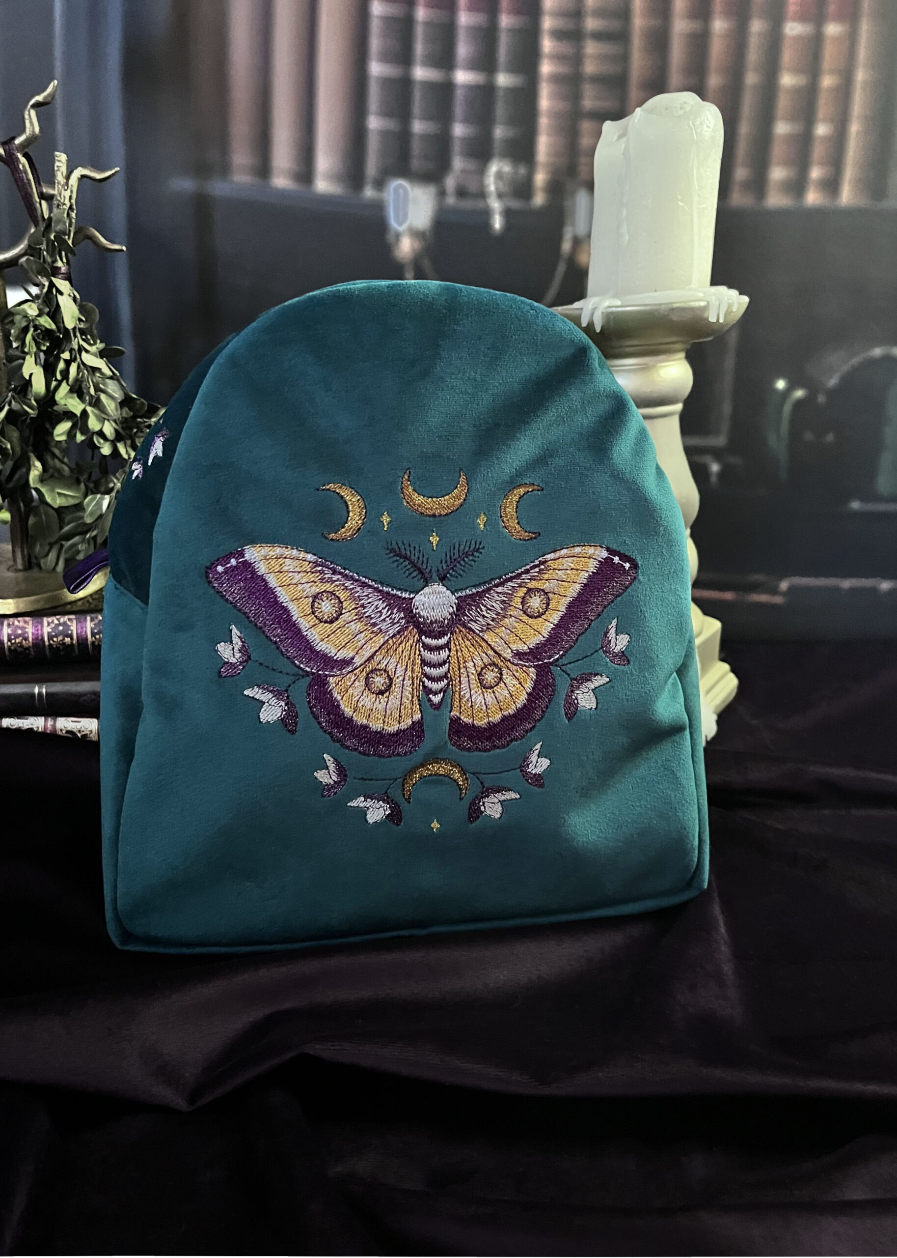 Sac à dos Luna Moth en velours bleu paon