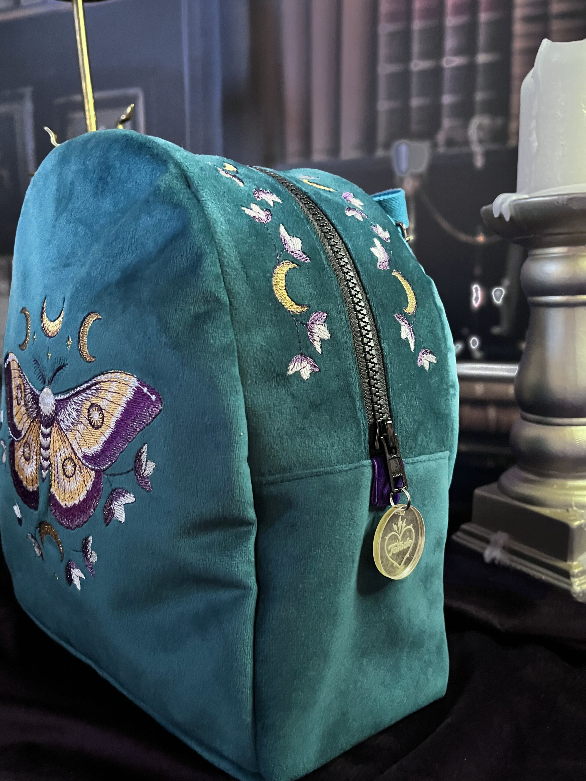 Sac à dos Luna Moth en velours bleu paon – Image 3
