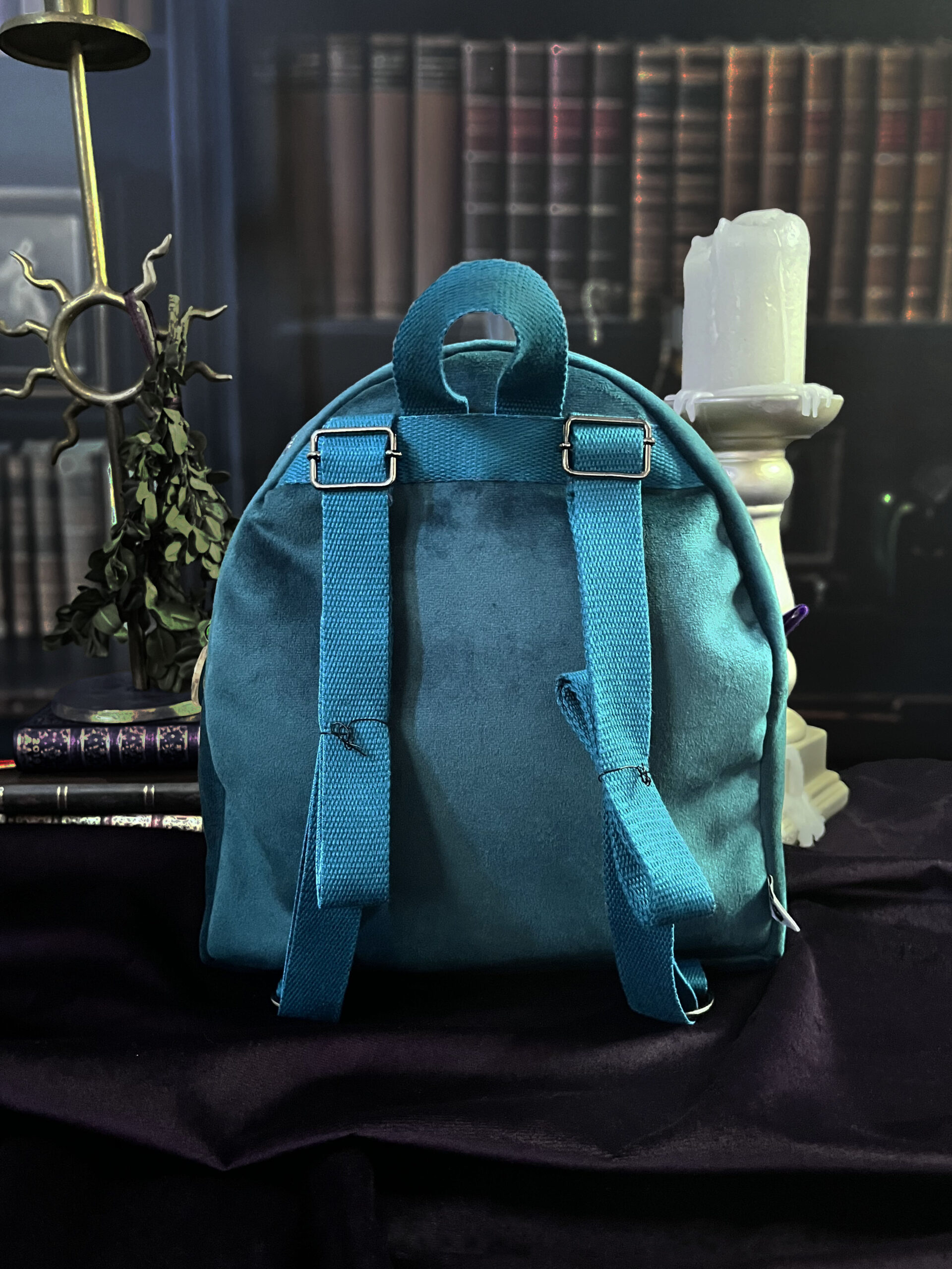 Sac à dos Luna Moth en velours bleu paon – Image 4