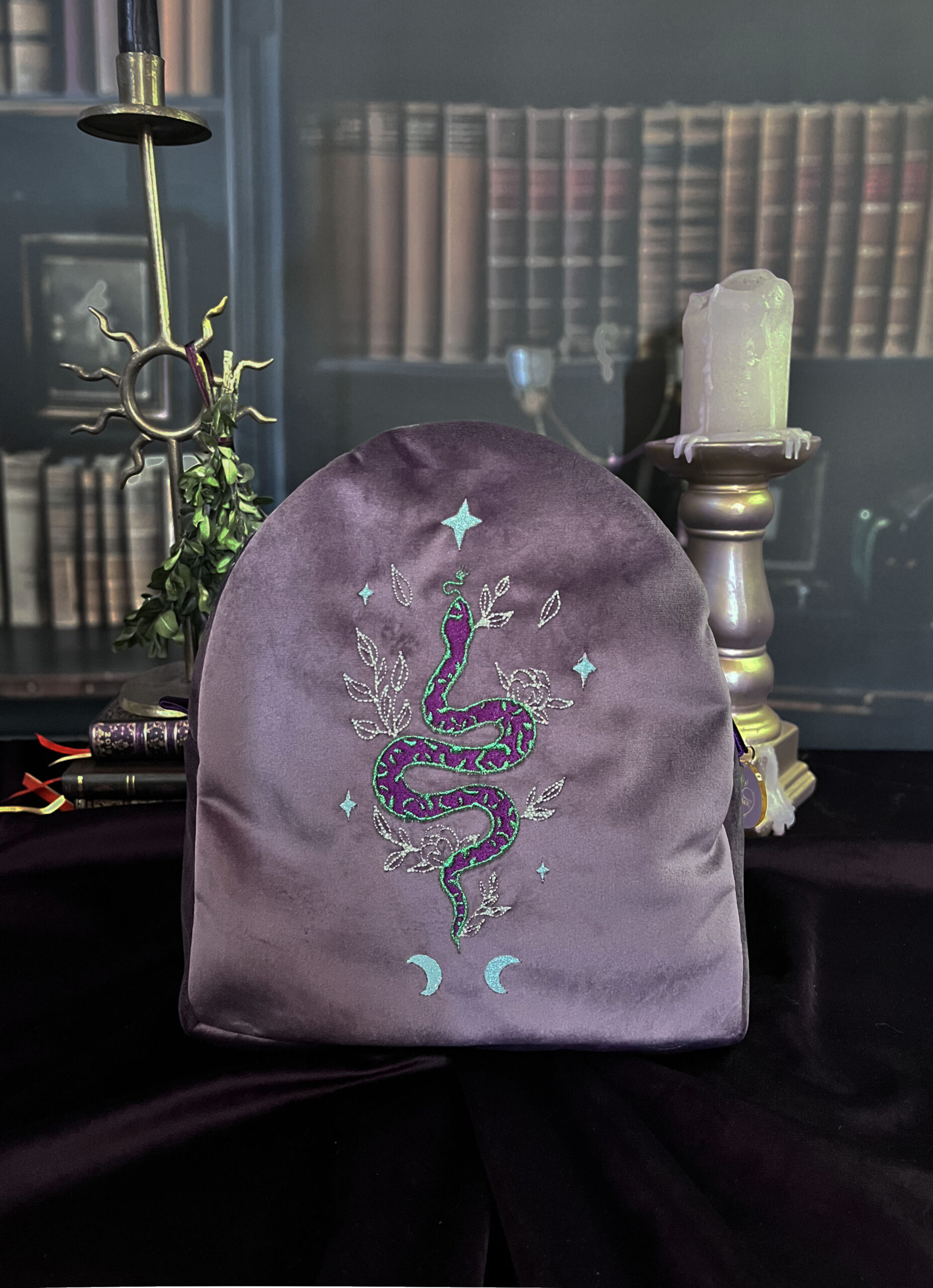 Sac à dos Lune Ophidienne en velours parme