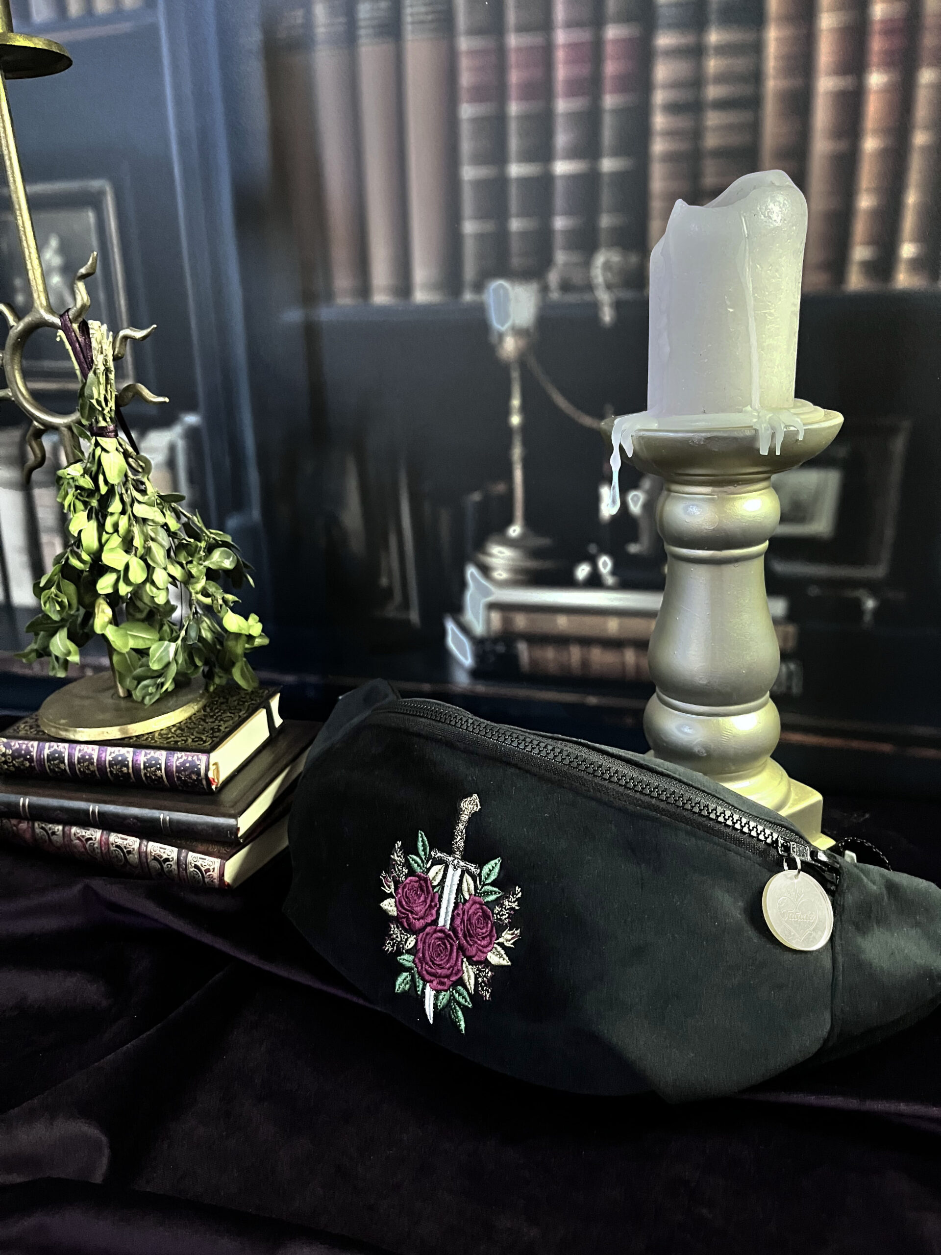 Sac Banane Épée et roses en velours noir