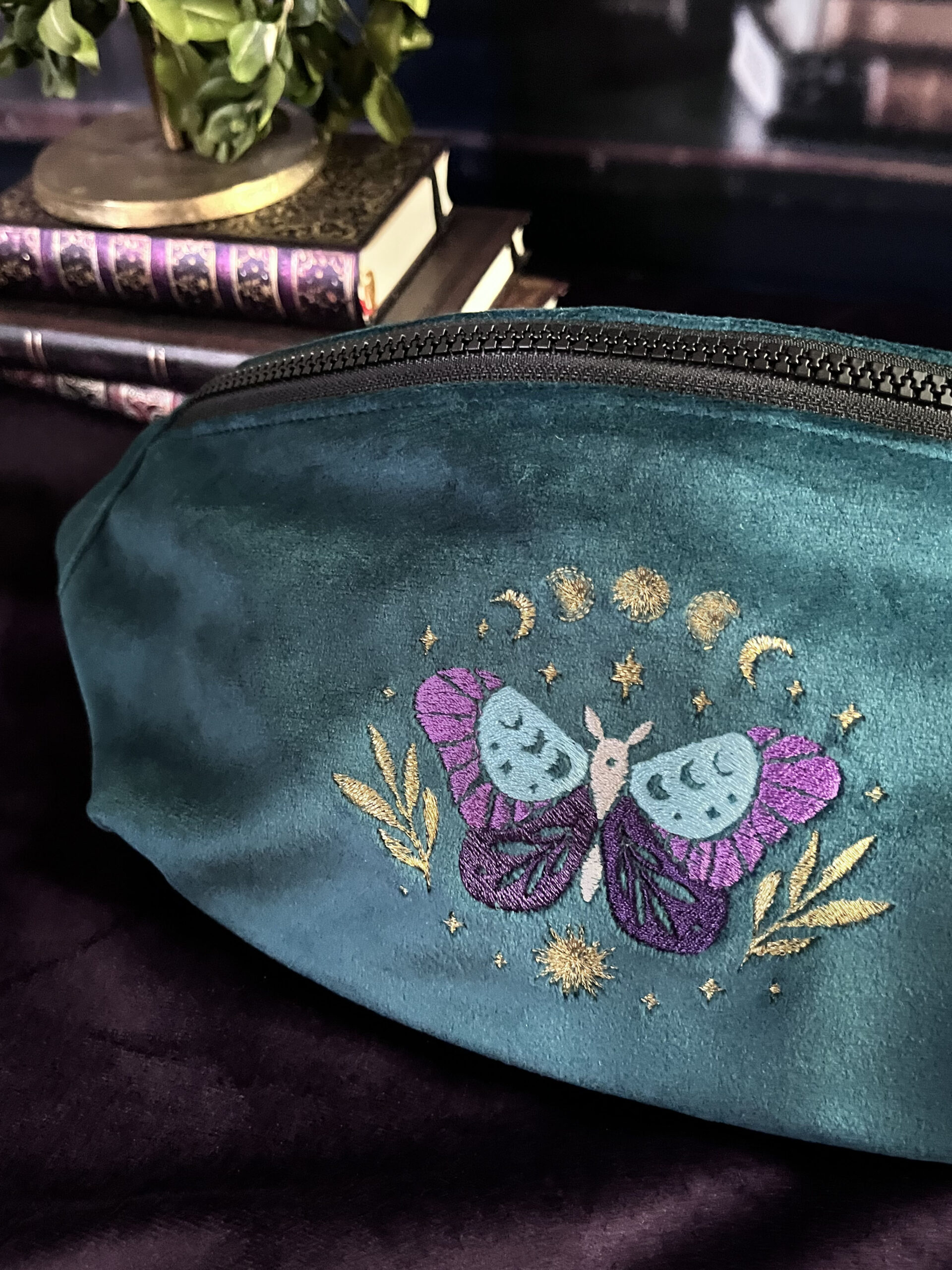 Sac Banane Luna Moth en velours bleu paon – Image 3