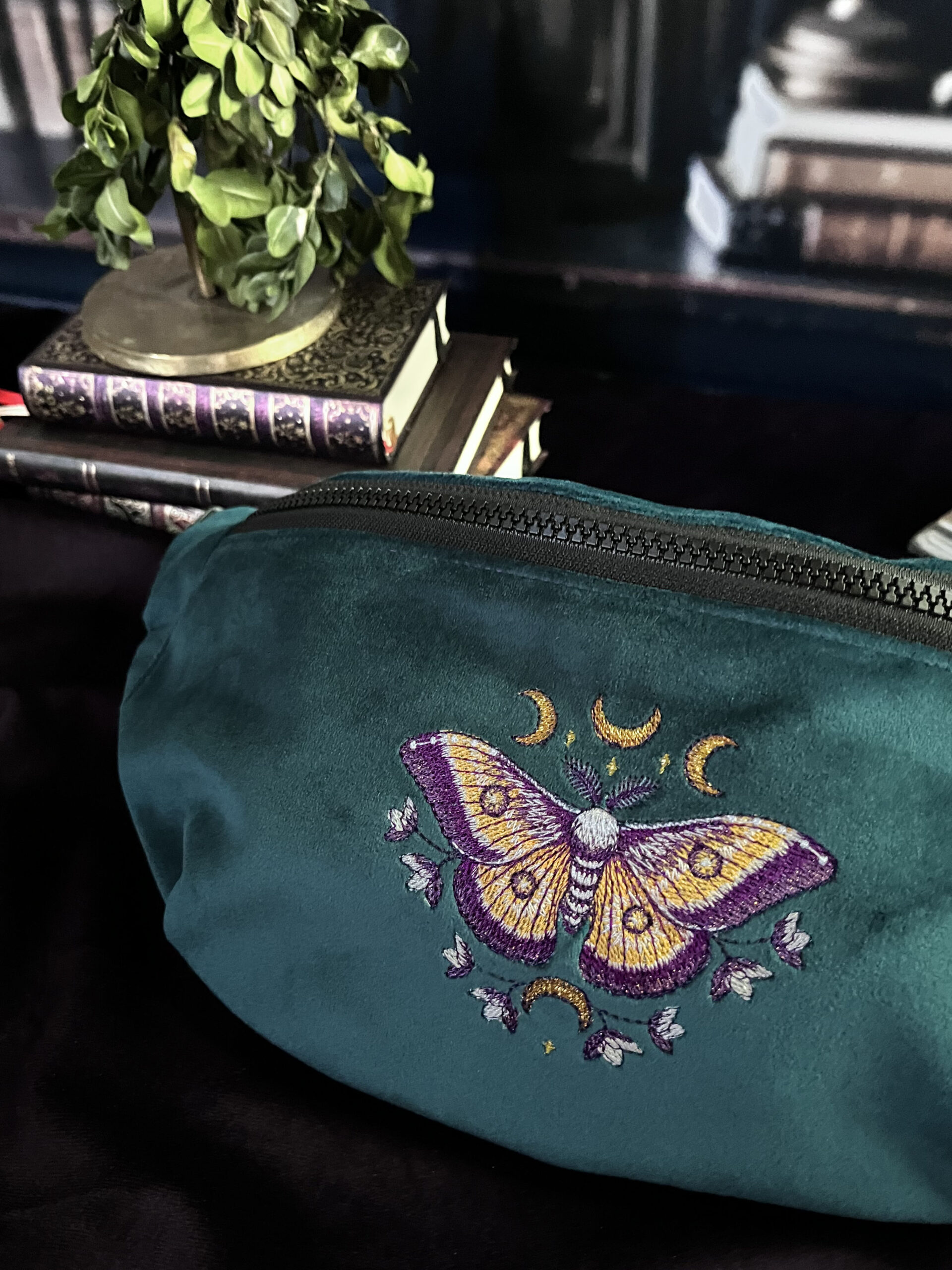 Sac Banane Luna Moth II en velours bleu paon – Image 3