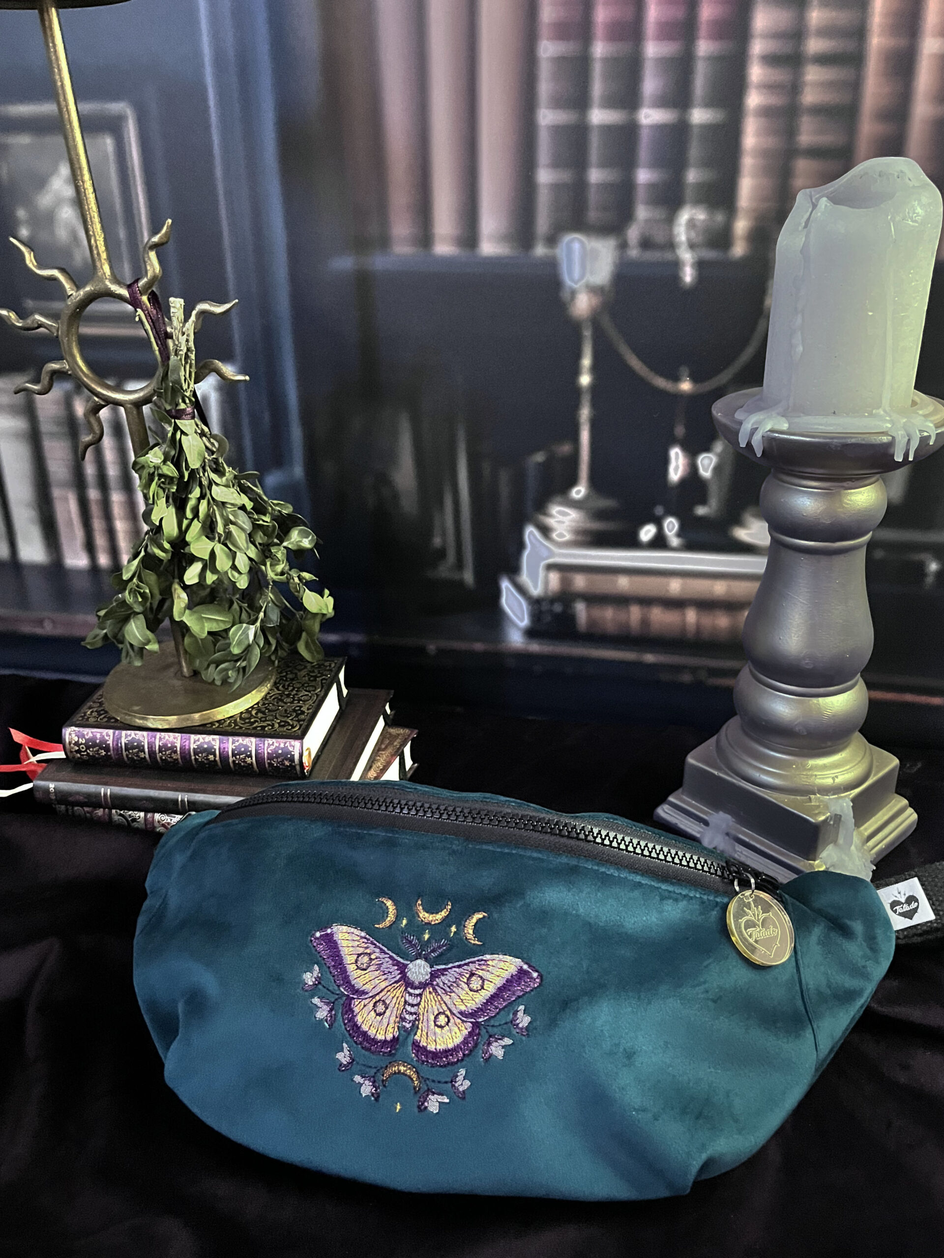 Sac Banane Luna Moth II en velours bleu paon