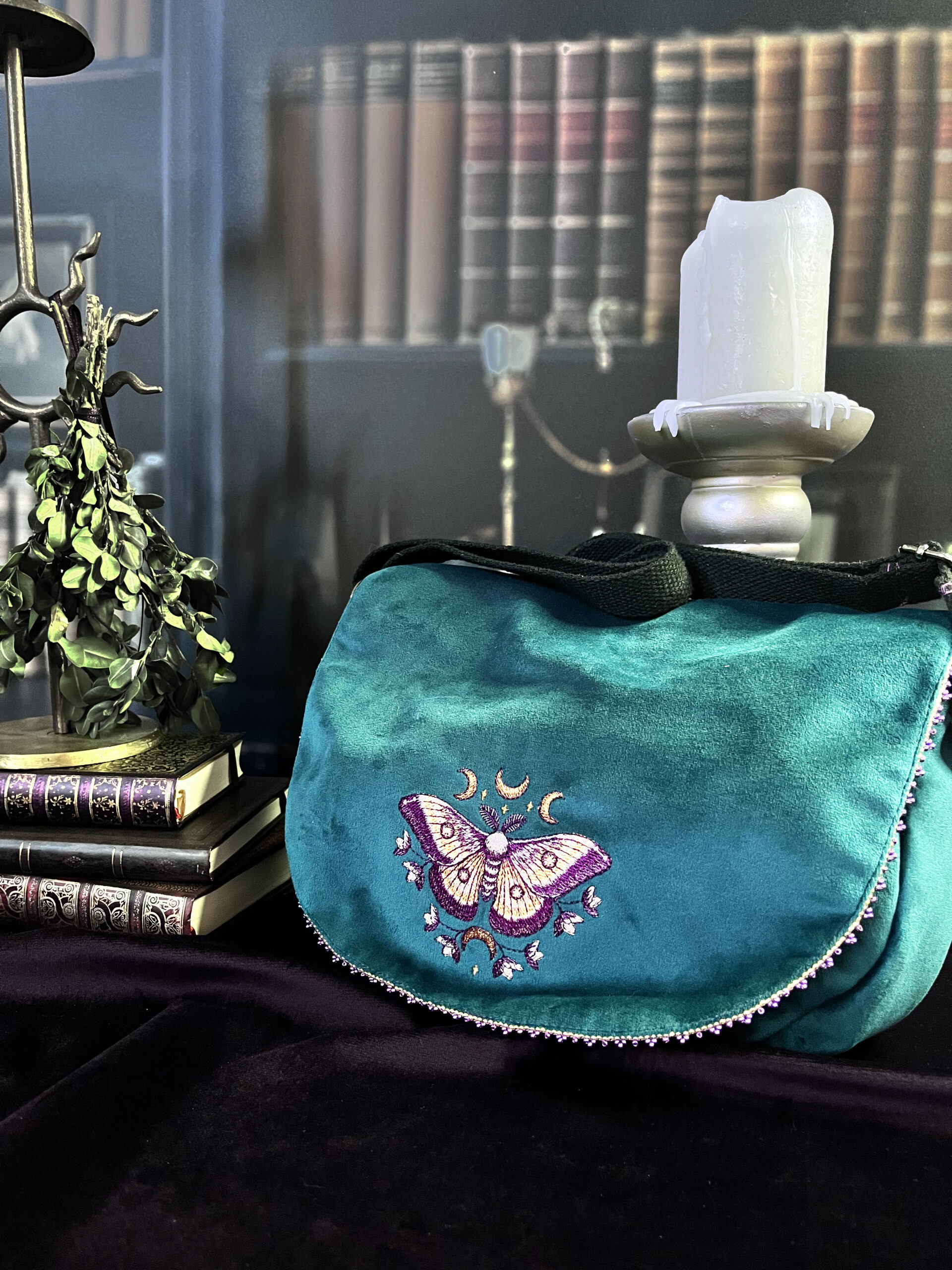 Sac Besace Luna Moth en velours bleu paon